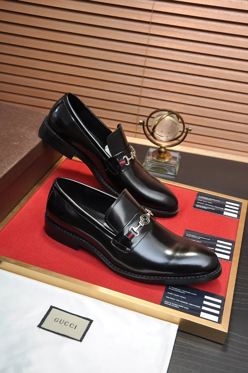 Men's shoes💰460💶Italy's top luxury men's shoe giant [GUCCI] has arrived in new style🍃Original European style🔰 Pleasant to the eye😍In order to make the shoes more durable and non-deformable🌀The production continues to follow traditional methods but there is still no lack of innovation💪The original sheepskin is chosen for the leather♻Smooth, natural and extra bright⭐Made of imported cowhide, the first choice of the rich 38-45 (45 customized)